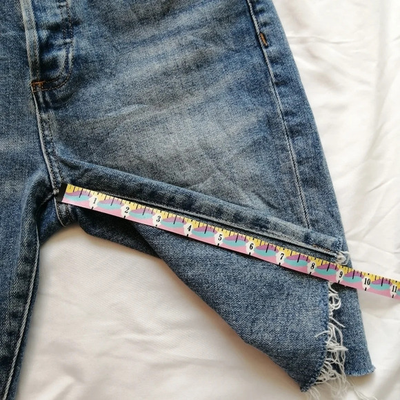 Aritzia Denim Forum The Yoko Bermuda Shorts Slim Mid Thigh with Raw Hem 25 - Picture 15 of 16